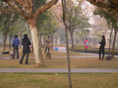 早朝の校庭でテキストの音読をする中国人学生